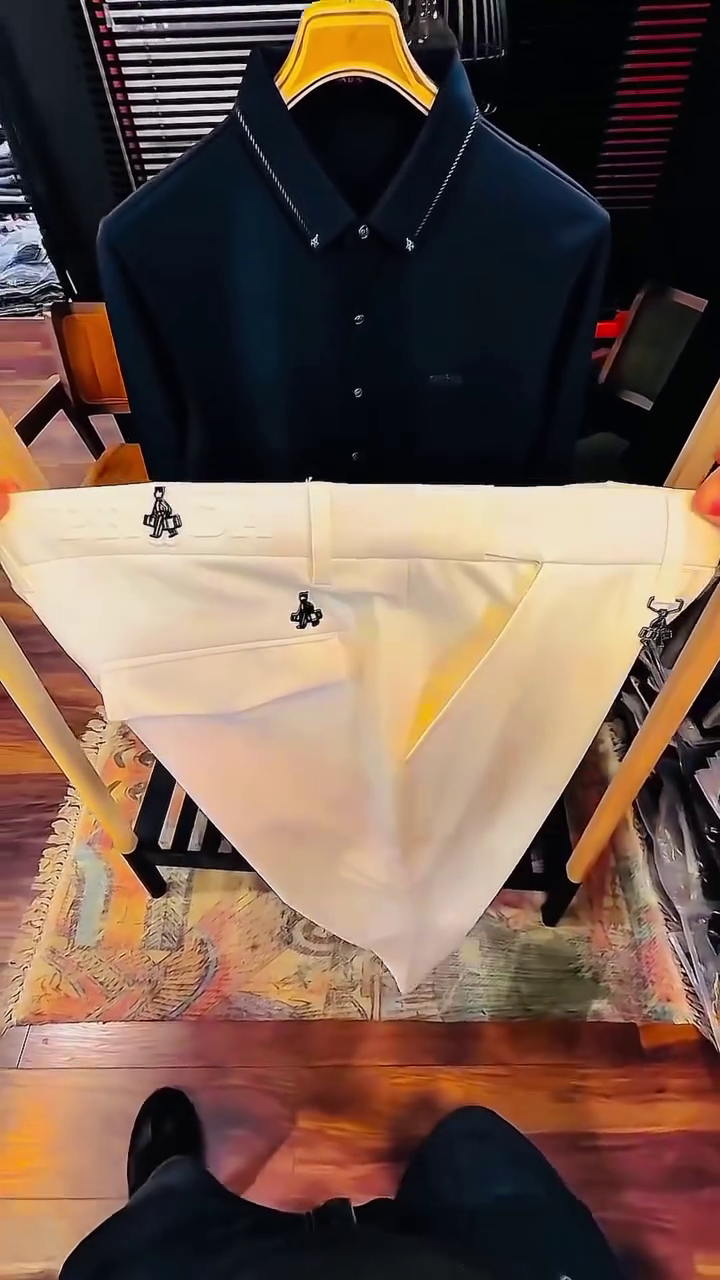 Straight-Fit Casual Shorts with Embroidered Artistic Character Detail